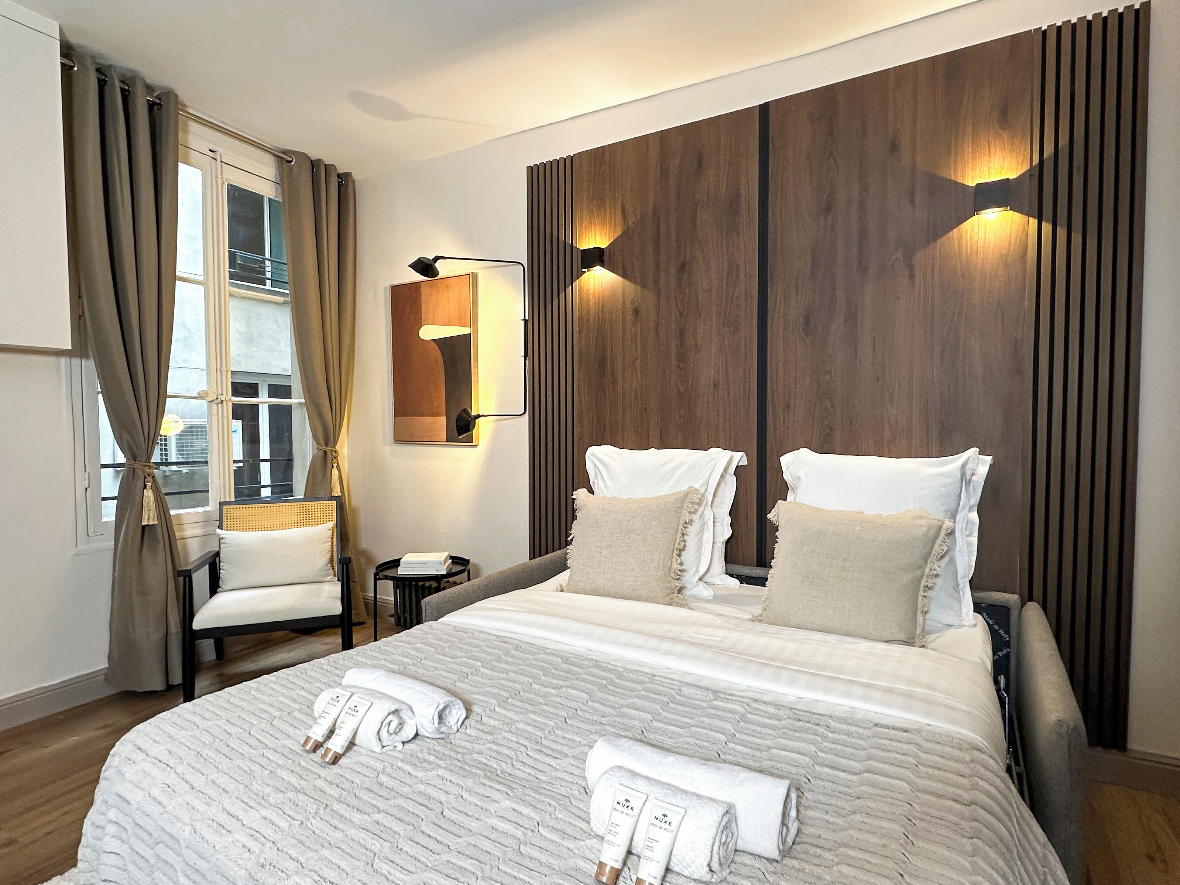 Superior-Apartment | Wohnbereich | 80-cm-Smart-TV mit Digitalempfang