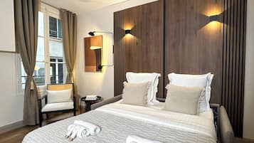 Superior-Apartment | Wohnbereich | 80-cm-Smart-TV mit Digitalempfang