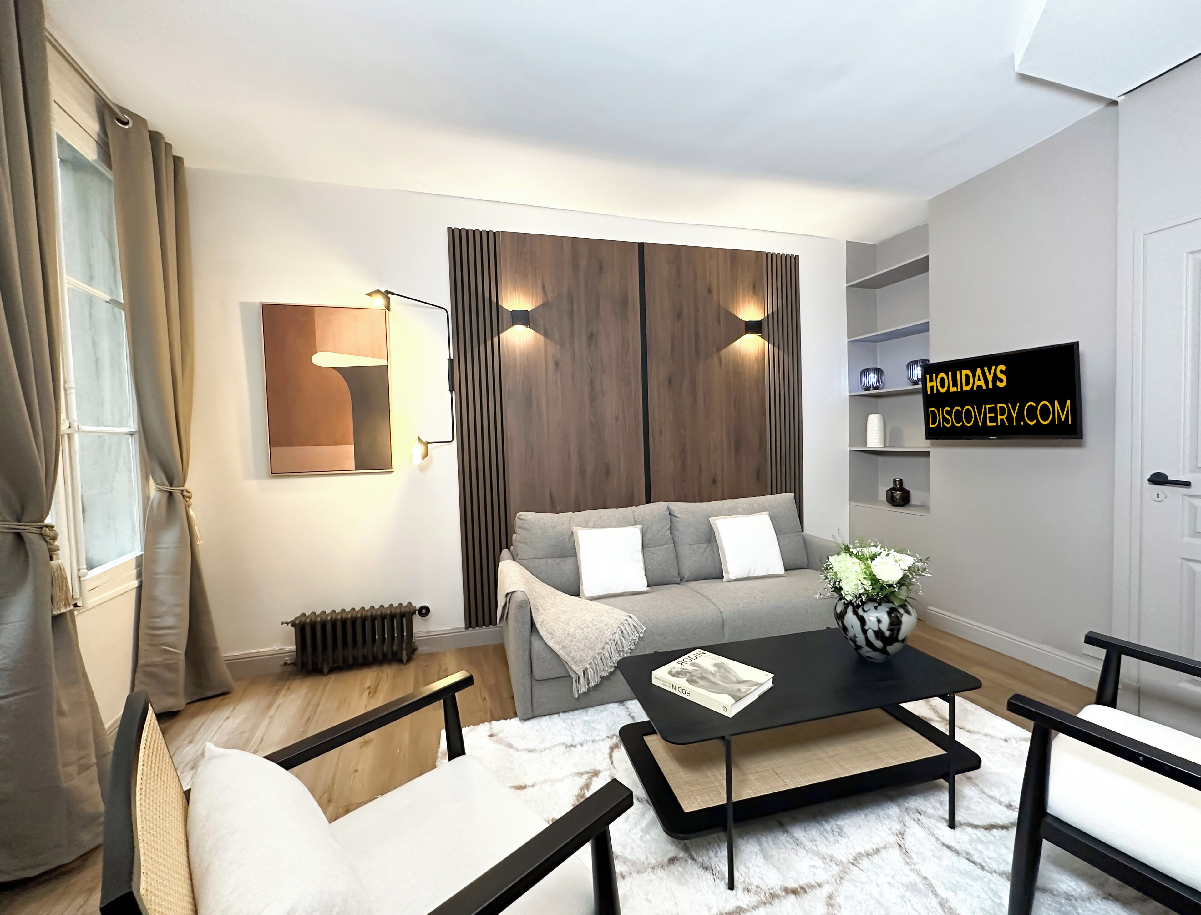 Superior-Apartment | Wohnbereich | 80-cm-Smart-TV mit Digitalempfang