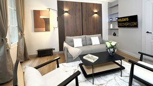 Leilighet – superior | Oppholdsområde | En 80-centimeters smart-TV med digitale kanaler