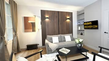 Superior-Apartment | Wohnbereich | 80-cm-Smart-TV mit Digitalempfang