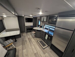 Microwave, oven, stovetop - Rustic Pines Ranch Cozy Camper (Chuluota)