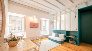 A modern room with a bed, a desk, and a window. - GuestReady - Esperança do Cardal 2D (Lisbon)