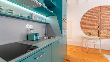 Een koelkast, een magnetron, een oven, een vaatwasser