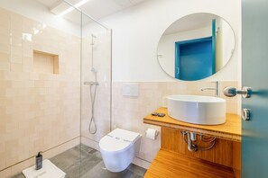 Douche, sèche-cheveux, serviettes fournies