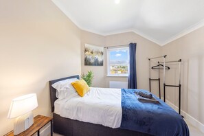 3 habitaciones, tabla de planchar con plancha, wifi y ropa de cama 