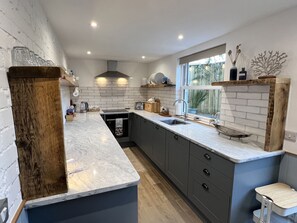Cottage | Private kitchen | Dishwasher, cookware/dishes/utensils - Still Waters (Brixham)