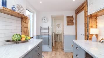 Cottage | Private kitchen | Dishwasher, cookware/dishes/utensils