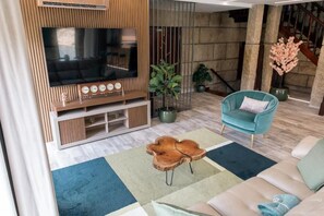 Smart-TV, Tischfußball, Tischtennisplatte