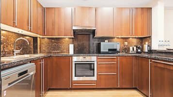 Apartemen Premier, 1 kamar tidur, pemandangan kota, tepi pantai | Dapur pribadi | Kursi makan untuk bayi