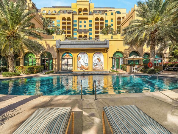 2 outdoor pools, free pool cabanas, pool umbrellas