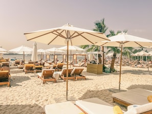 Playa privada, arena blanca, camas de playa gratis