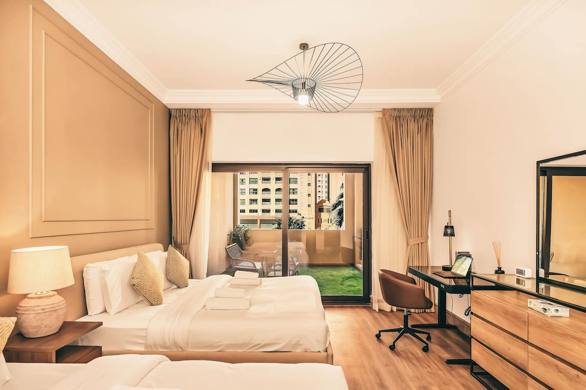 Appartamento Signature, 1 camera da letto, vista città, lato spiaggia | Una cassaforte in camera, tende oscuranti, ferro/asse da stiro