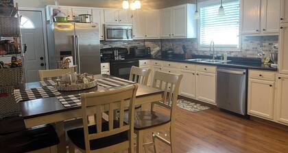Charming pet friendly 3-bedroom 2 Bath house with WiFi, AC in fabulous Energy.