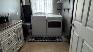 Mikrowelle, Ofen, Herdplatte, Geschirrspüler