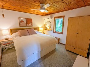 3 soverom, skrivebord, strykejern/-brett og reiseseng for barn