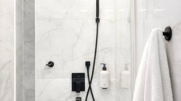 Baignoire et douche séparées, sèche-cheveux, serviettes fournies