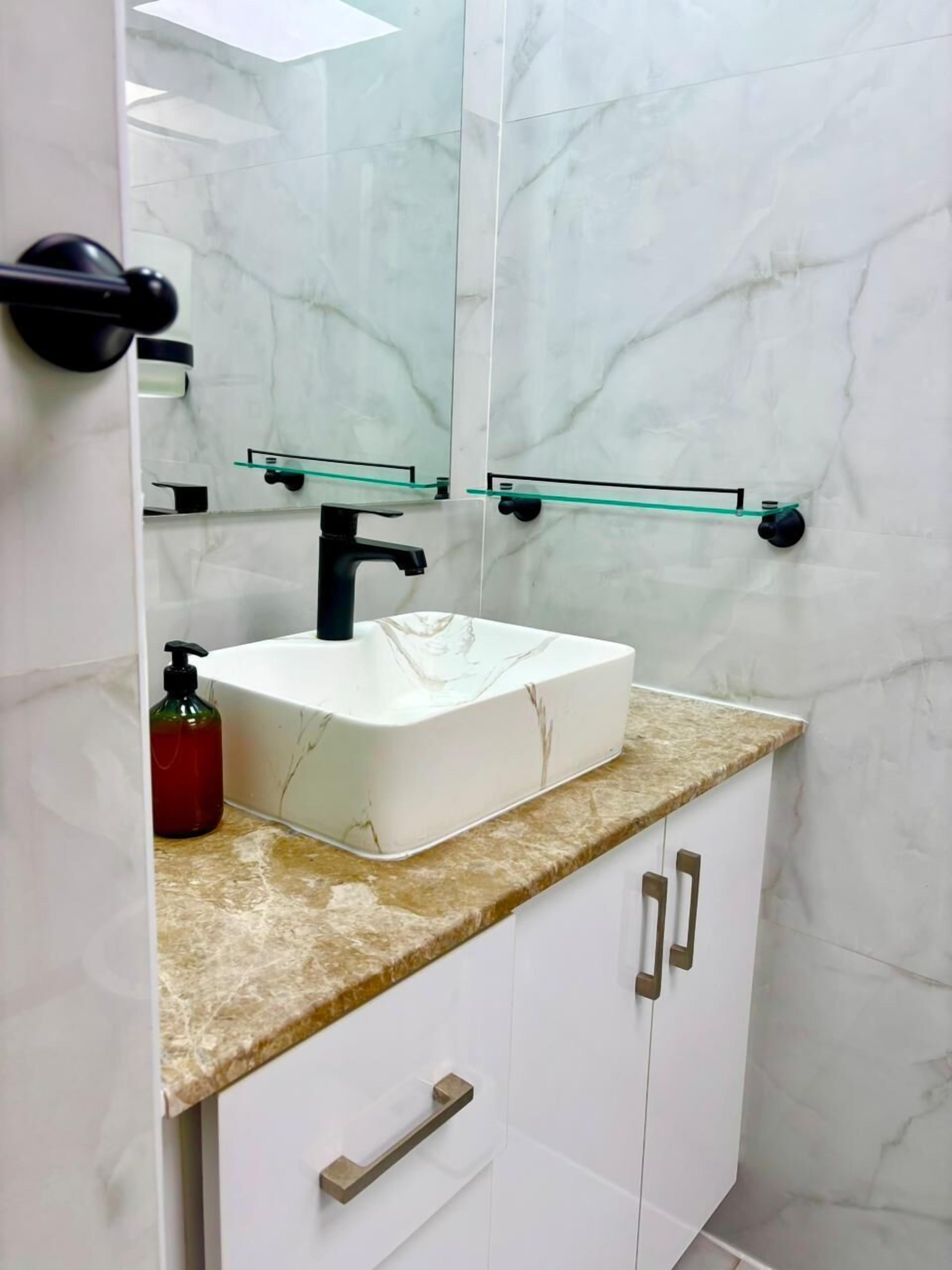 Bathtub dan shower terpisah, pengering rambut, handuk, dan tisu toilet