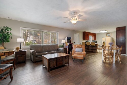 Modest home in Pigeon Forge w/ Hot Tub