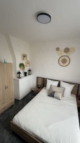 2 bedrooms, iron/ironing board, WiFi, bed sheets. Welcoming 2-bedroom apartment with WiFi in La Courneuve