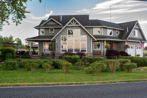 	Blaine Waterfront Escape with Breathtaking Views