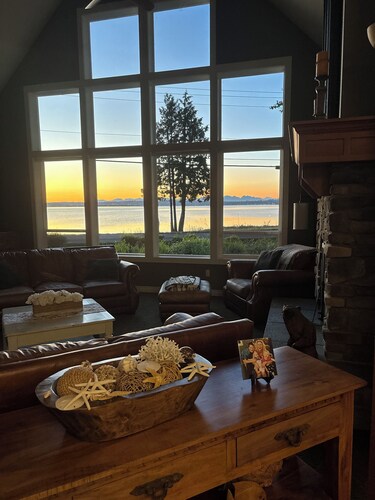 Blaine Waterfront Escape with Breathtaking Views