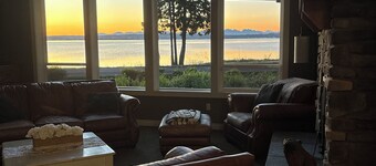 	Blaine Waterfront Escape with Breathtaking Views