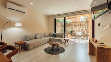 Apartamento superluxo, várias camas, varanda, vista para o jardim | Área de estar | TV de tela plana 50 polegadas com canais digitais