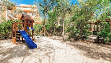 Área de juegos infantiles al aire libre