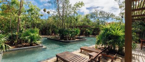 Piscina externa, guarda-sóis, espreguiçadeiras