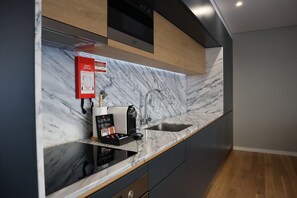 Apartamento Confort, 1 habitación, patio, vistas a la ciudad | Cocina privada | Frigorífico grande, microondas, horno y placa de cocina