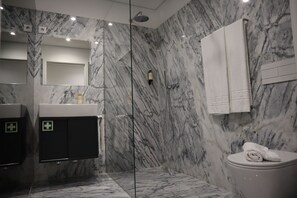 Comfort appartement, 2 slaapkamers, uitzicht op stad | Badkamer | Een douche, een haardroger, handdoeken, zeep