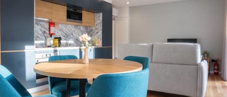 Departamento Confort, 2 habitaciones, vista a la ciudad | Espacio para trabajar con laptop y insonorización