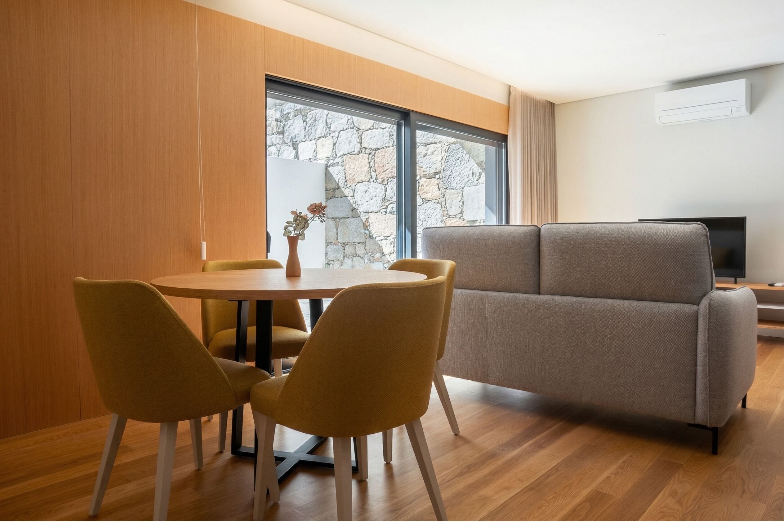 舒适公寓, 1 间卧室, 露台, 城市景观 | 起居区 | 43-英寸液晶电视（配备有线频道）