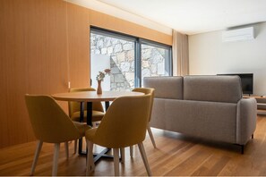 Apartamento Confort, 1 habitación, patio, vistas a la ciudad | Zona de estar | Televisión LCD de 43 pulgadas con canales por cable