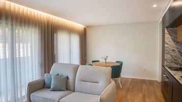 Comfort-Apartment, 2 Schlafzimmer, Stadtblick | Wohnbereich | 43-Zoll-LCD-Fernseher mit Kabelempfang