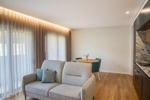 Departamento Confort, 2 habitaciones, vista a la ciudad | Área de sala de estar | Televisión LCD de 43 pulgadas con canales por cable 