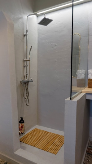 Douche, sèche-cheveux, serviettes fournies, savon