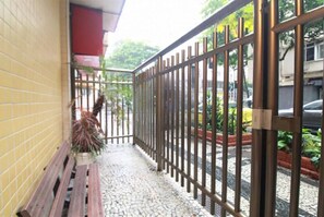 Vista frontal de la propiedad