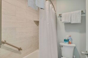 Douche, séchoir à cheveux, serviettes fournies, papier de toilette