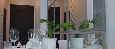 Appartamento, 1 camera da letto, patio, vista città | Sala da pranzo