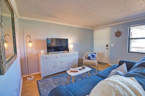 Smart TV, books - Charming 2-bedroom duplex in lovely Nokomis. 12 min walk to beach pet friendly (Nokomis)