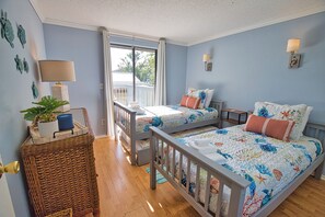 2 bedrooms, free WiFi, bed sheets - Charming 2-bedroom duplex in lovely Nokomis. 12 min walk to beach pet friendly (Nokomis)