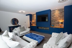 Smart TV y chimenea 