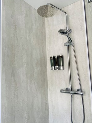 Dusche, Haartrockner, Handtücher, Seife