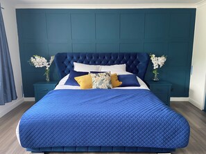 5 bedrooms, desk, iron/ironing board, free WiFi - Spacious 5-Bedroom House (Braco)