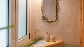 Douche, sèche-cheveux, serviettes fournies, savon