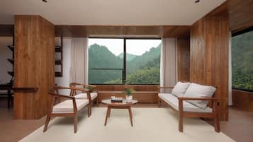 Familien-Vierbettzimmer, Mehrere Betten, eigenes Bad, Hügelblick