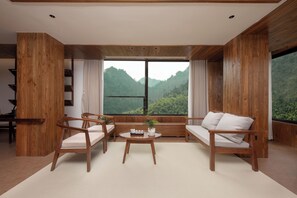 Habitación cuádruple familiar, varias camas, baño privado, vista a la colina | Escritorio, espacio para trabajar con laptop y cortinas blackout 