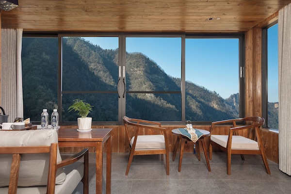 Doppia Luxury, 1 letto queen, bagno privato, vista collina | Una scrivania, postazione laptop, tende oscuranti, insonorizzazione
